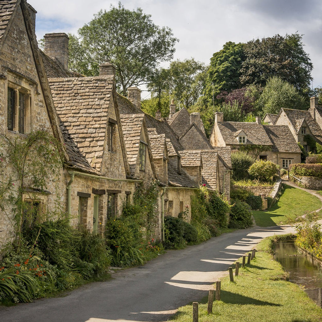 A JOURNEY THROUGH THE COTSWOLDS: ENCHANTING VILLAGES, HISTORIC TREASURES, AND NATURAL WONDERS - Fawn Interior Designers Hampshire, Surrey, Sussex, London, Cotswolds